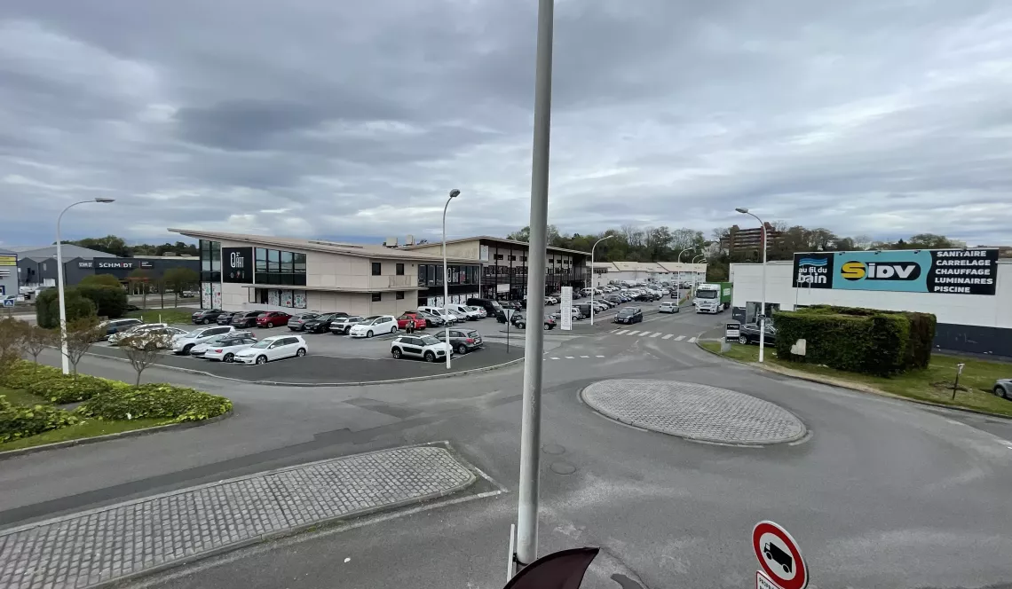 RARE à Bayonne Le Forum - Au premier et dernier étage, plateau de bureaux de 453 m² loué en partie en très bon état général 