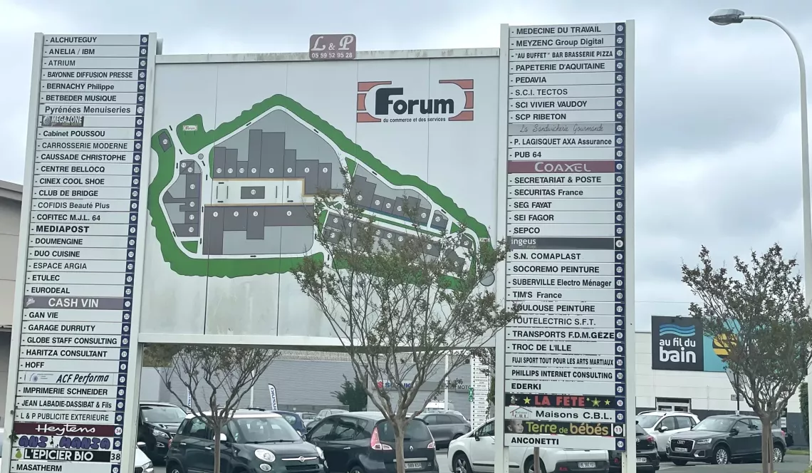 RARE à Bayonne Le Forum - Au premier et dernier étage, plateau de bureaux de 453 m² loué en partie en très bon état général 