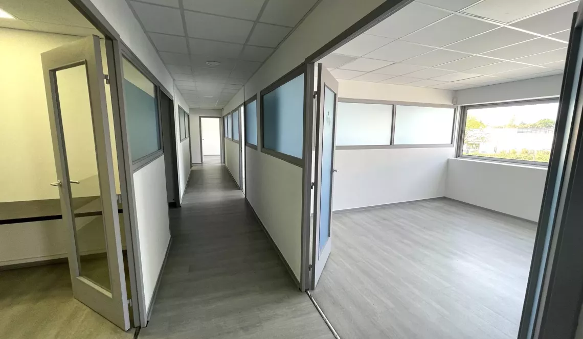 RARE à Bayonne Le Forum - Au premier et dernier étage, plateau de bureaux de 453 m² loué en partie en très bon état général 