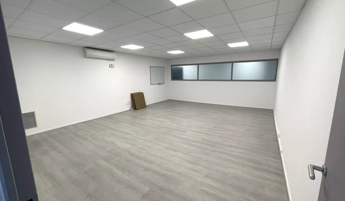 RARE à Bayonne Le Forum - Au premier et dernier étage, plateau de bureaux de 453 m² loué en partie en très bon état général 