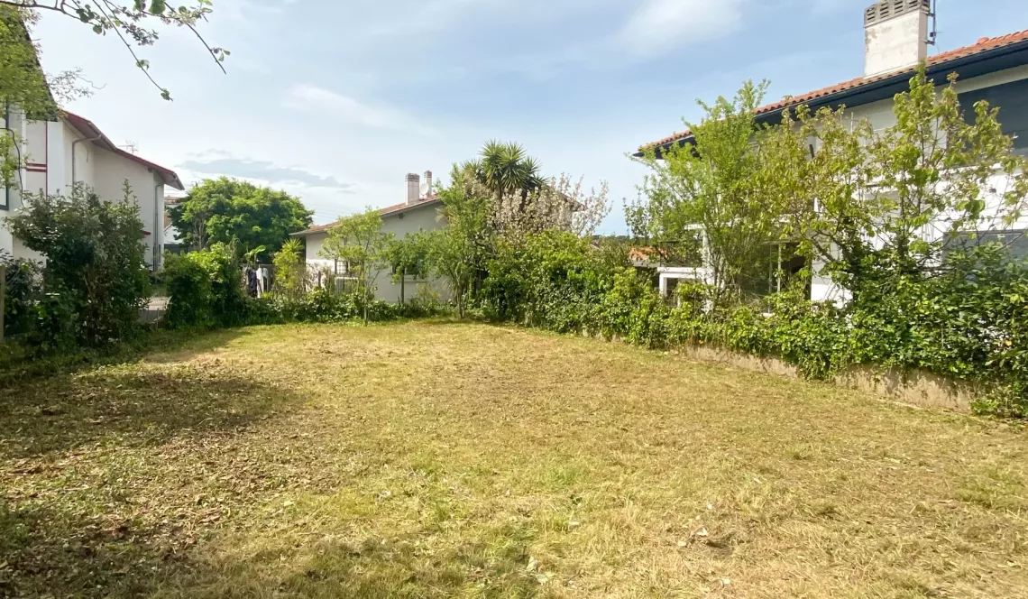 Exclusivité sur Anglet Montbrun - Parcelle plate à bâtir de 350 m² à viabiliser + tout à l’égoût pour votre futur projet