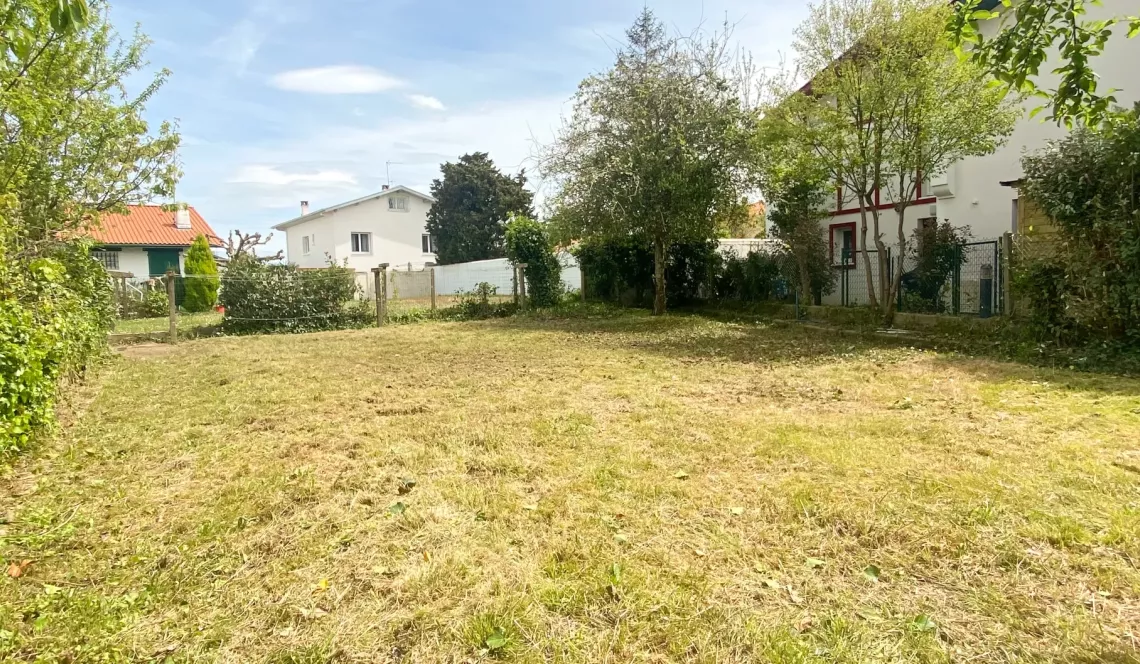 Exclusivité sur Anglet Montbrun - Parcelle plate à bâtir de 350 m² à viabiliser + tout à l’égoût pour votre futur projet