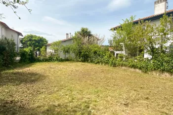Exclusivité sur Anglet Montbrun - Parcelle plate à bâtir de 350 m² à viabiliser + tout à l’égoût pour votre futur projet