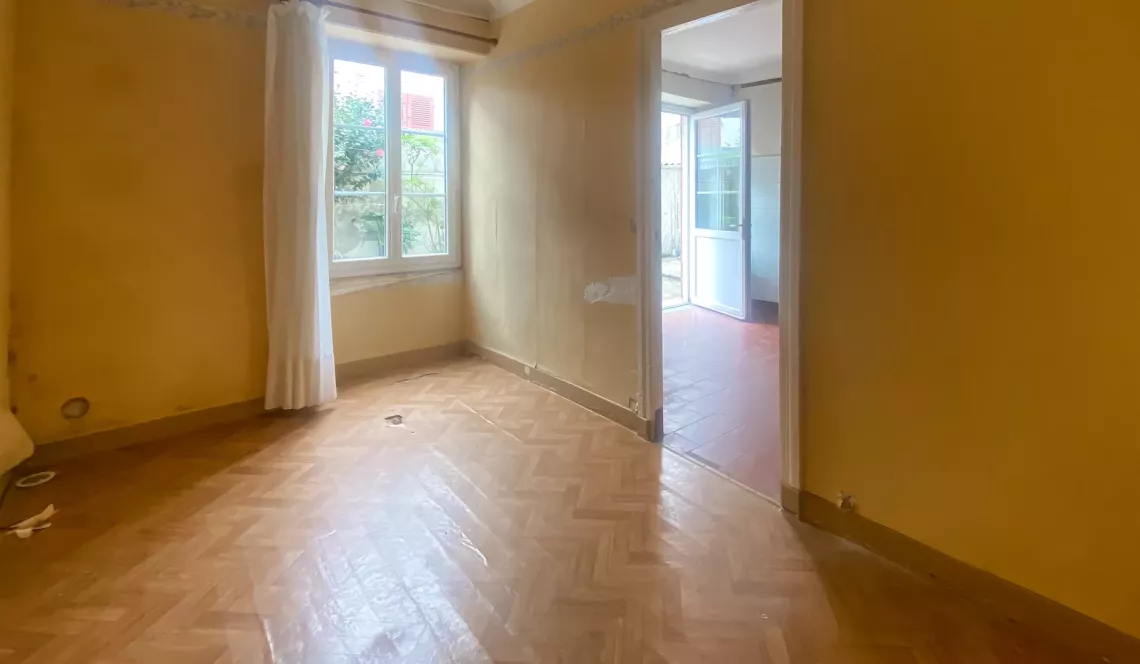 Biarritz proche médiathèque - Dans copropriété de 4 lots, type 3/4 d’environ 80 m² H à rénover + cour intérieure de 31 m² 