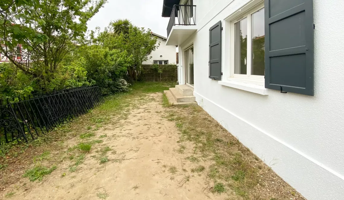 Anglet Montbrun - Type 3 à relooker de 73 m² habitable + jardin privatif de 63 m² + garage + parking extérieur