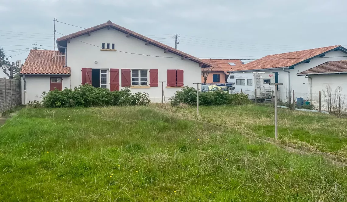 Anglet secteur El Hogar - Sur parcelle de 715 m², maison des années 70 à rénover dans sa totalité