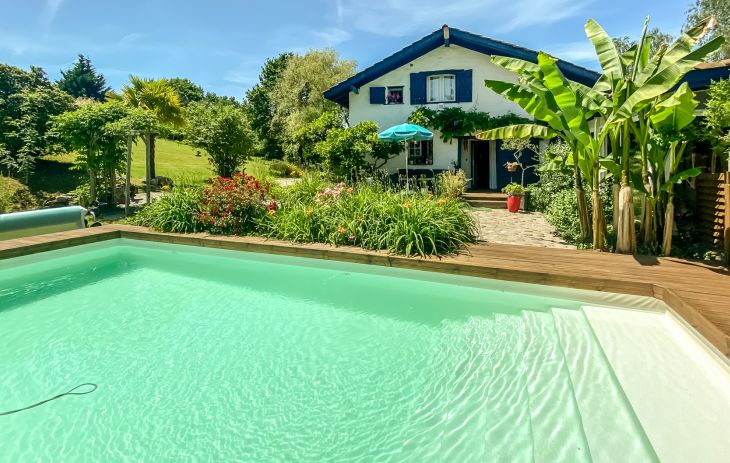 Briscous - Endroit paradisiaque pour cette ferme de 245 m² habitable, 4 chambres + gîte indépendant sur parcelle de 1 hectare + piscine + garage