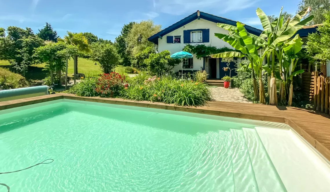 Briscous - Endroit paradisiaque pour cette ferme de 245 m² habitable, 4 chambres + gîte indépendant sur parcelle de 1 hectare + piscine + garage