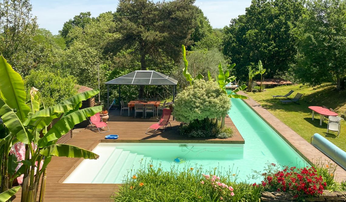 Briscous - Endroit paradisiaque pour cette ferme de 245 m² habitable, 4 chambres + gîte indépendant sur parcelle de 1 hectare + piscine + garage
