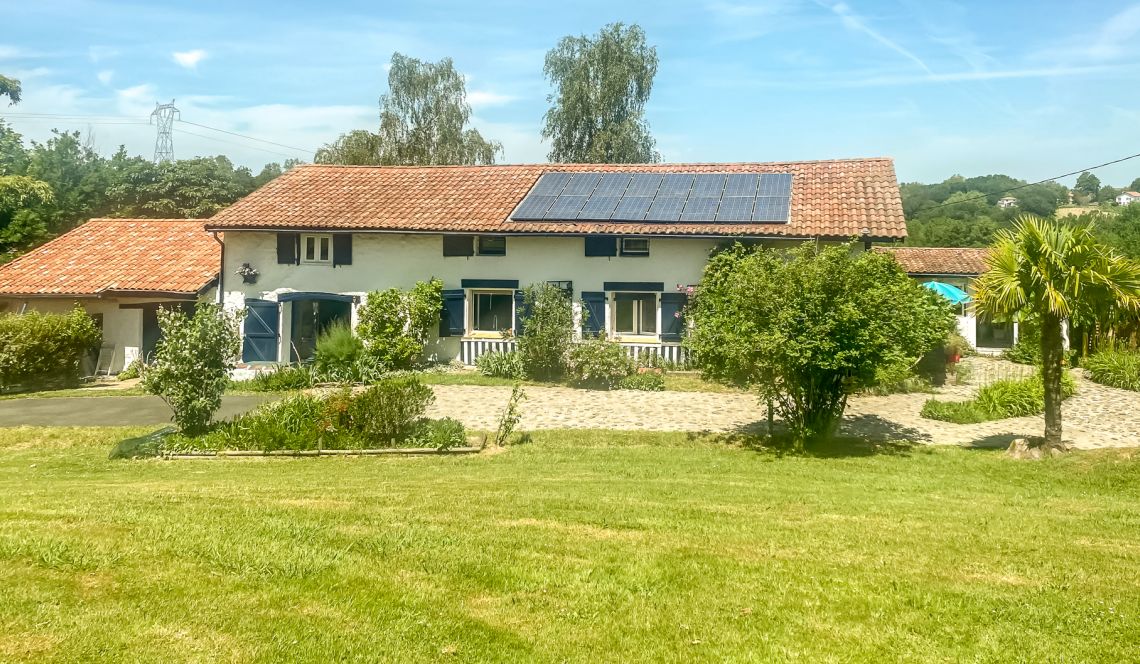 Briscous - Endroit paradisiaque pour cette ferme de 245 m² habitable, 4 chambres + gîte indépendant sur parcelle de 1 hectare + piscine + garage