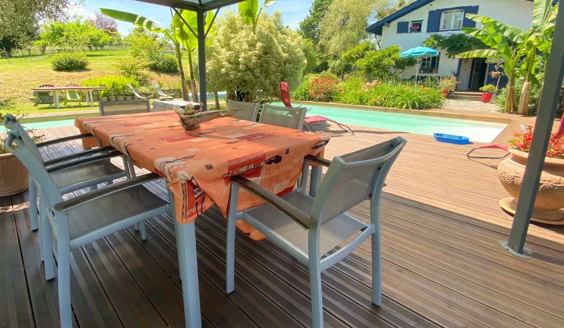 Briscous - Endroit paradisiaque pour cette ferme de 245 m² habitable, 4 chambres + gîte indépendant sur parcelle de 1 hectare + piscine + garage