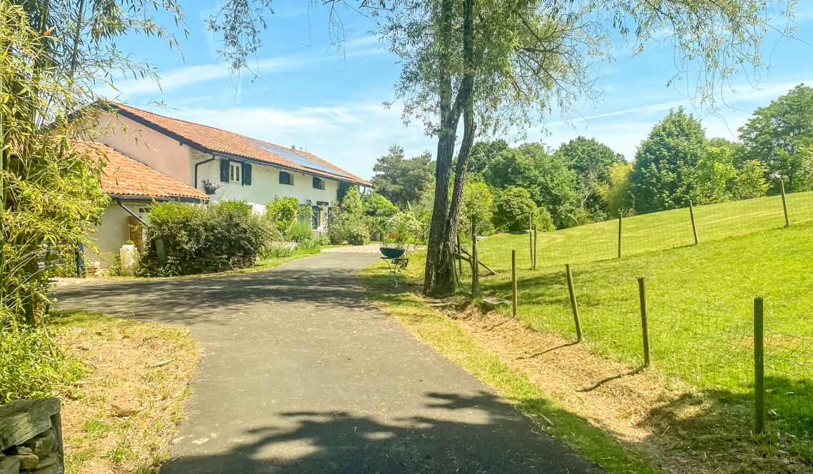 Briscous - Endroit paradisiaque pour cette ferme de 245 m² habitable, 4 chambres + gîte indépendant sur parcelle de 1 hectare + piscine + garage