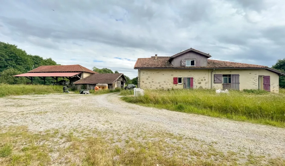 20 minutes de Bayonne - Belle ferme rénovée de 400 m² habitable, séjour de 90 m², 6 chambres sur 1,7 hectares