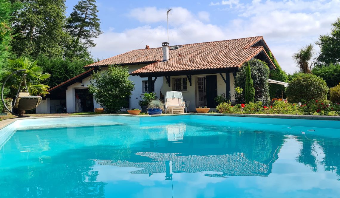 Anglet domaine privé - Villa de 162 m² habitable,  5 chambres, garage sur parcelle de 1547 m² avec piscine