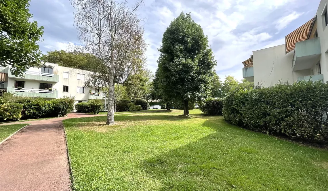 Anglet Aritxague/Girouette, type 3 de 71 m² habitable à rafraîchir + terrasse + jardin + garage