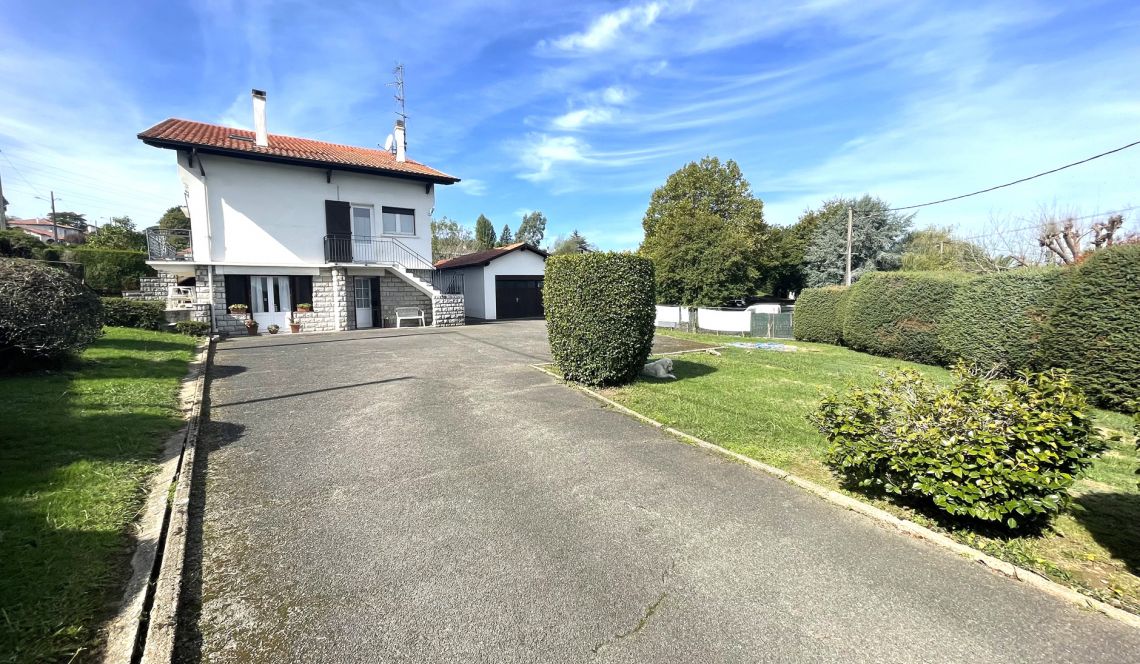Anglet Sutar - Belle maison traditionnelle de 210 m² habitable, 2 appartements distincts + garage sur parcelle de 1335 m² divisible