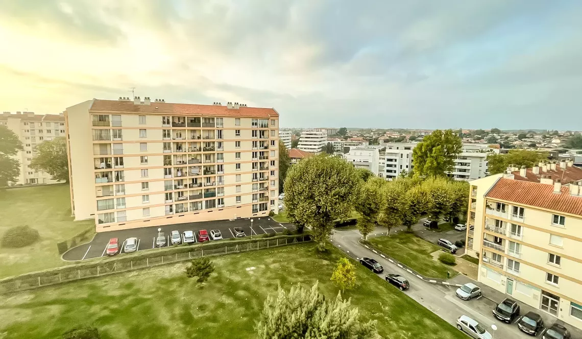 Anglet le Busquet - Dernier étage pour ce type 3/4 de 80 m² habitable en trés bon état général + balcon + cave