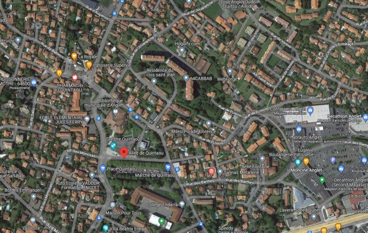 RARE à Anglet place du Quintaou - Villa mitoyenne de 1998 de 92 m² H, 3 chambres, pièce de vie de 28 m² sur jardin de 50 m², parking + garage fermé
