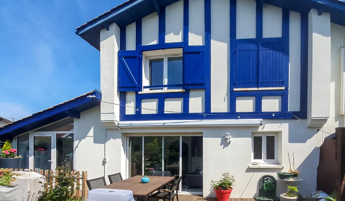 RARE Anglet Quintaou - Villa mitoyenne de 1998 de 92 m² H, 3 chambres, pièce de vie de 28 m² sur jardin de 50 m², parking + garage fermé