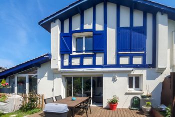 RARE à Anglet place du Quintaou - Villa mitoyenne de 1998 de 92 m² H, 3 chambres, pièce de vie de 28 m² sur jardin de 50 m², parking + garage fermé