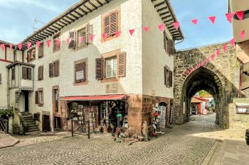St Jean Pied de Port - Bel immeuble de 212 m² habitable en plein centre ville