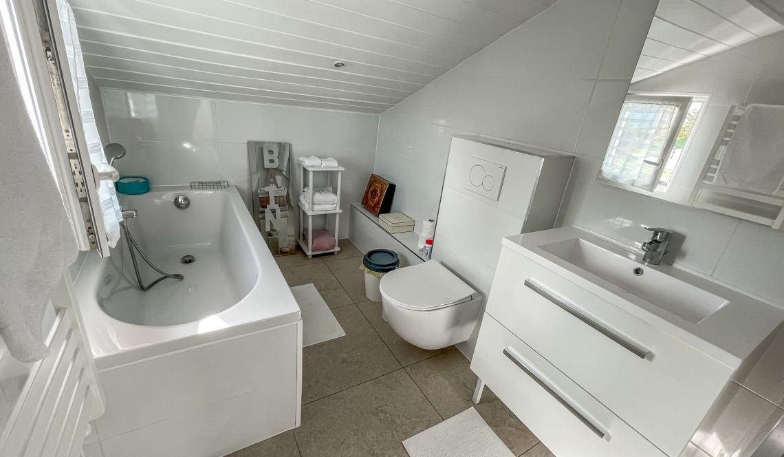 Anglet - Maison de ville de 135 m² habitable, 4 chambres + 1 bureau, pièce de vie de 30 m² avec studio indépendant sur 239 m² de parcelle