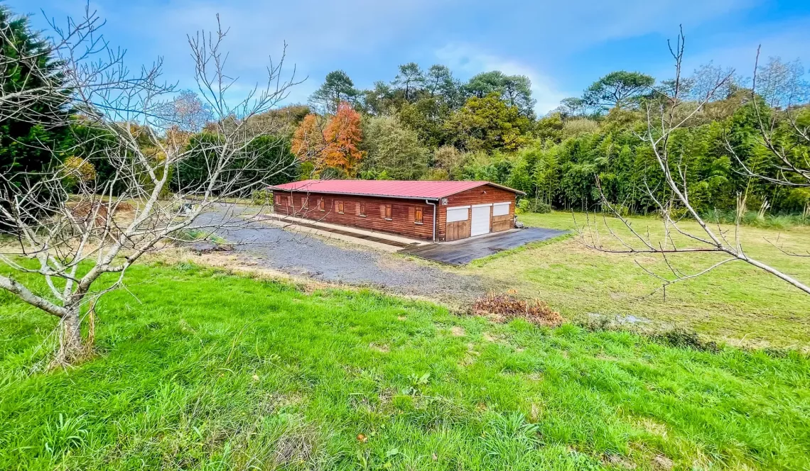 RARE sur Biarritz - Parcelle à bâtir avec hangar de 200 m², terres et prairies pour 3 hectares et 8 394 m² pour un projet d’enfer! 