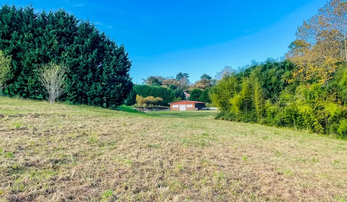 RARE sur Biarritz - Parcelle à bâtir avec hangar de 200 m², terres et prairies pour 3 hectares et 8 394 m² pour un projet d’enfer! 