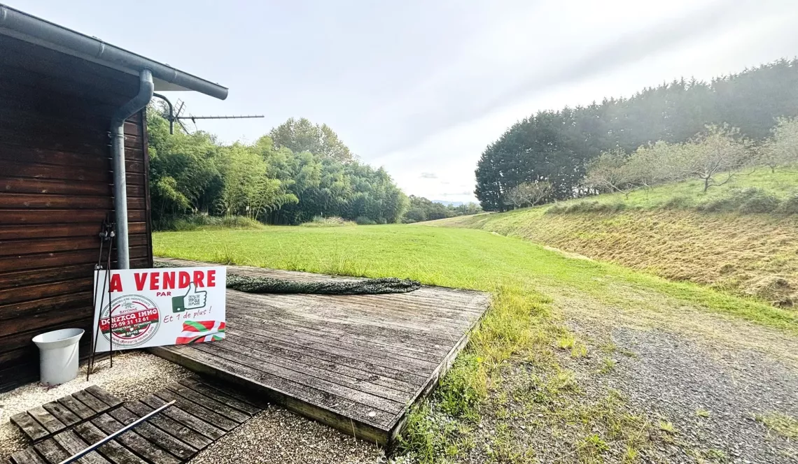 RARE sur Biarritz - Parcelle à bâtir avec hangar de 200 m², terres et prairies pour plus de 3 hectares pour un projet futur d’enfer!