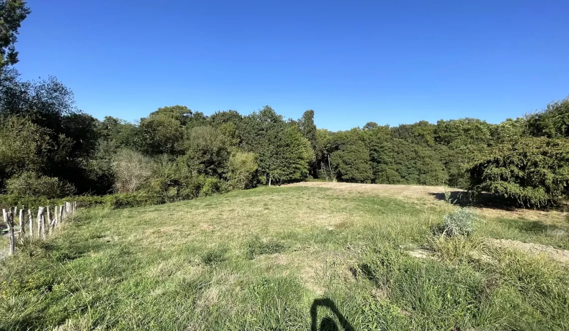 Arcangues le Chapelet - Parcelle à bâtir de 1249 m² viabilisée + 3 913 m² de prairies, le nez dans la forêt 