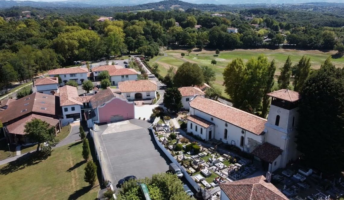 Arcangues le Chapelet - Parcelle à bâtir de 1249 m² viabilisée + 3 913 m² de prairies, le nez dans la forêt 