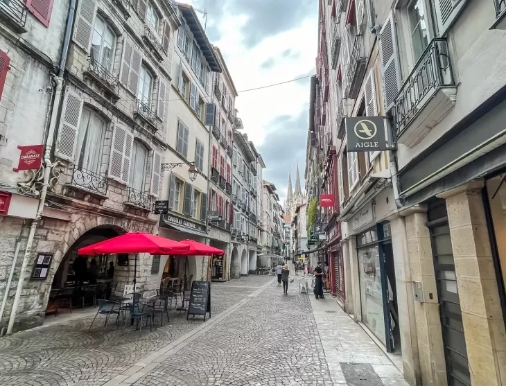 Grand Bayonne rue Port Neuf - Immeuble dans son entier avec commerce loué de 160 m² + appartement indépendant en triplex à réhabiliter de 260 m²