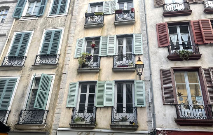 Grand Bayonne rue Port Neuf - Immeuble de 420 m² avec commerce loué + appartement en triplex à moderniser
