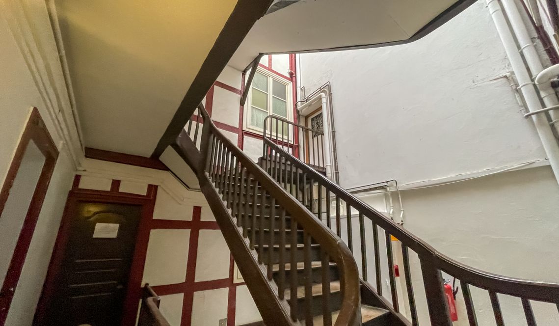 Grand Bayonne rue Port Neuf - Immeuble de 420 m² avec commerce loué + appartement en triplex à moderniser