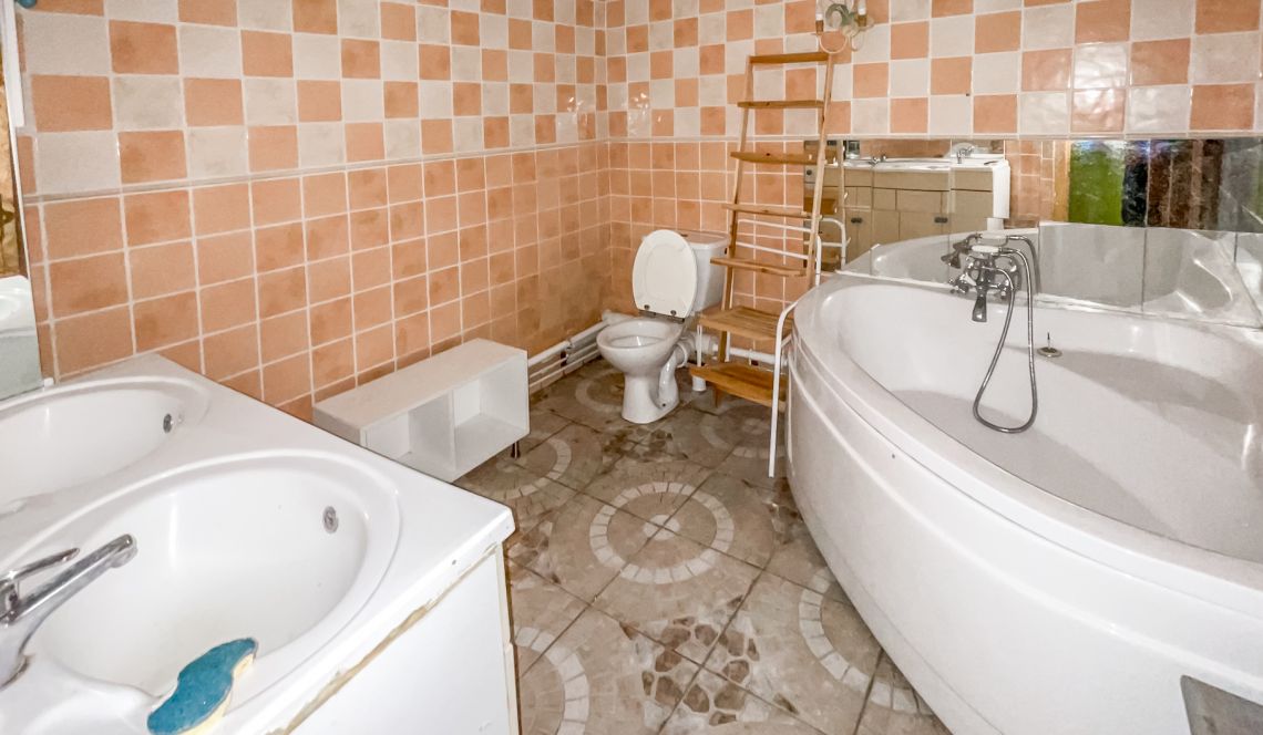 Grand Bayonne rue Port Neuf - Immeuble de 420 m² avec commerce loué + appartement en triplex à moderniser