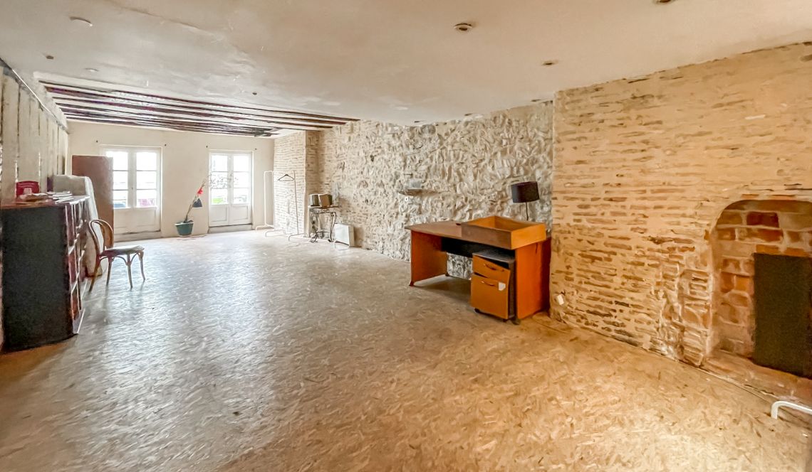 Grand Bayonne rue Port Neuf - Immeuble de 420 m² avec commerce loué + appartement en triplex à moderniser