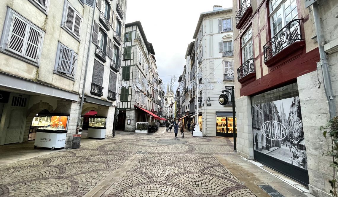 Grand Bayonne rue Port Neuf - Immeuble de 420 m² avec commerce loué + appartement en triplex à moderniser
