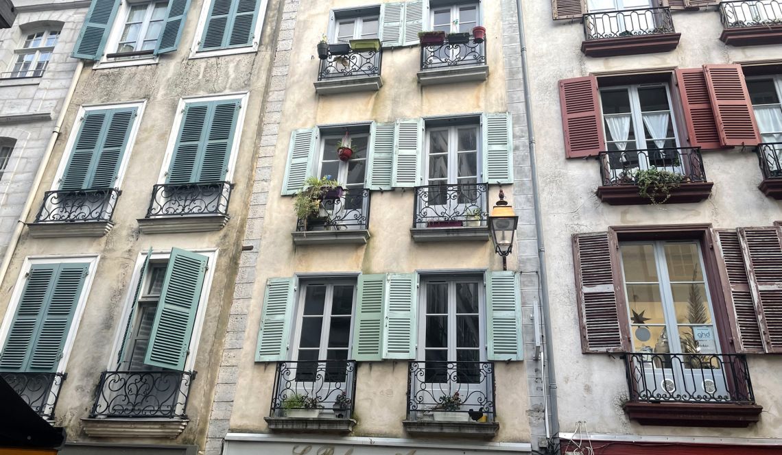 Grand Bayonne rue Port Neuf - Immeuble de 420 m² avec commerce loué + appartement en triplex à moderniser