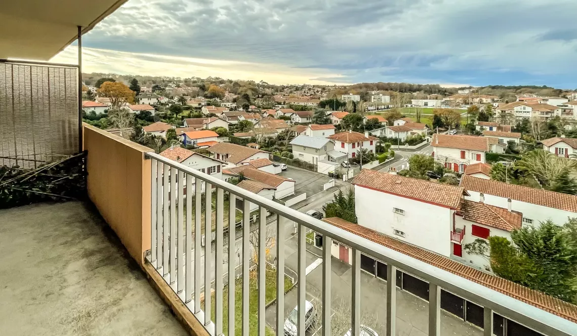 Anglet Mairie/Quintaou/St Jean - Type 2 de 52 m² habitable à relooker + balcon + cave + parking extérieur