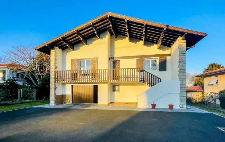 Arcangues le Chapelet/limite Biarritz - Belle maison traditionnele de 125 m² à l’étage + 50 m² en rez de jardin à aménager sur parcelle plate de 1019 m² 