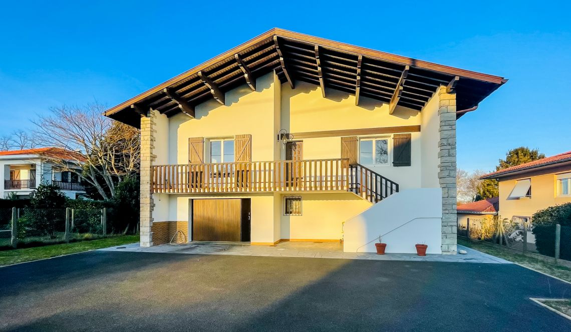 Arcangues le Chapelet/limite Biarritz - Belle maison traditionnele de 125 m² à l’étage + 50 m² en rez de jardin à aménager sur parcelle plate de 1019 m² 