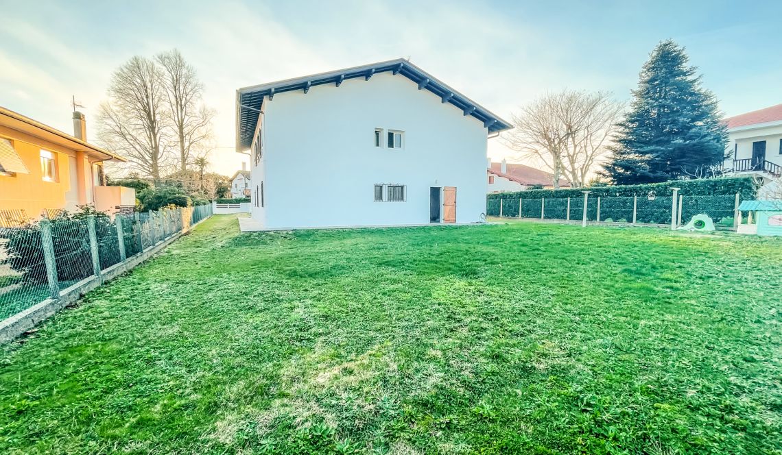 Arcangues le Chapelet/limite Biarritz - Belle maison traditionnele de 125 m² à l’étage + 50 m² en rez de jardin à aménager sur parcelle plate de 1019 m² 