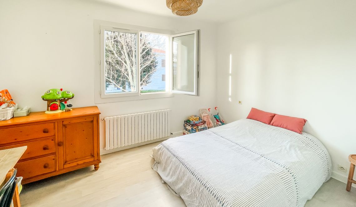 Arcangues le Chapelet/limite Biarritz - Belle maison traditionnele de 125 m² à l’étage + 50 m² en rez de jardin à aménager sur parcelle plate de 1019 m² 