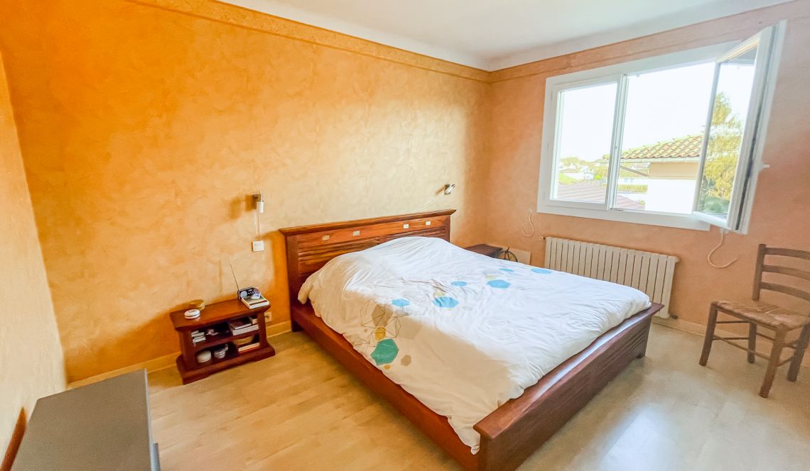 Arcangues le Chapelet/limite Biarritz - Belle maison traditionnele de 125 m² à l’étage + 50 m² en rez de jardin à aménager sur parcelle plate de 1019 m² 