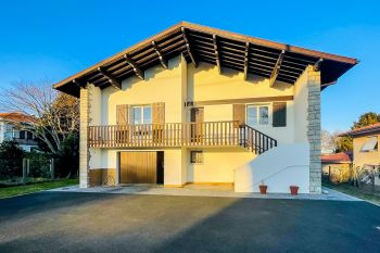 Arcangues le Chapelet/limite Biarritz - Belle maison traditionnele de 125 m² à l’étage + 50 m² en rez de jardin à aménager sur parcelle plate de 1019 m² 