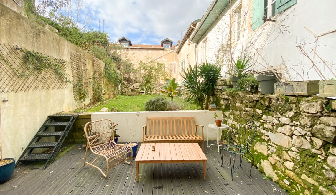 RARE à Bayonne 5 minutes du centre - Atypique F4 de 130 m² H, 3 chambres, séjour de 35 m², cuisine équipée, balcon + 2 terrasses avec jardin privatif