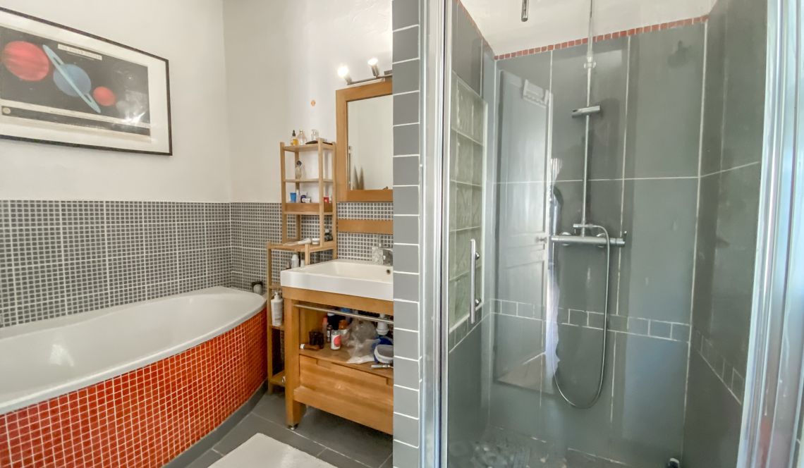 RARE à Bayonne 5 minutes du centre - Atypique F4 de 130 m² H, 3 chambres, séjour de 35 m², cuisine équipée, balcon + 2 terrasses avec jardin privatif