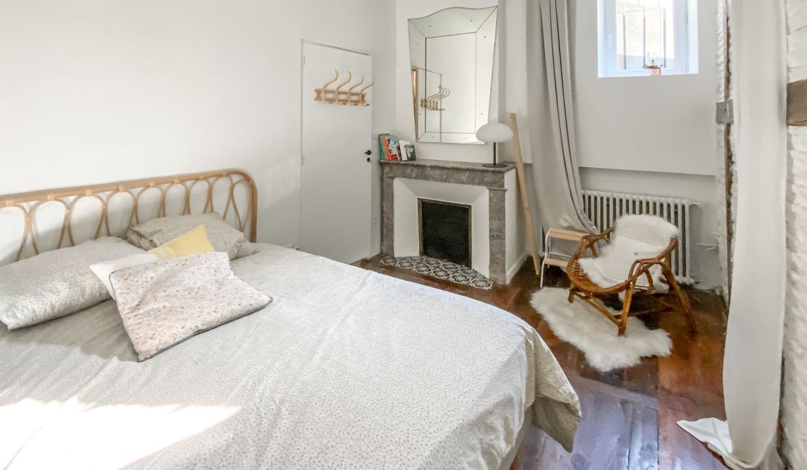 RARE à Bayonne 5 minutes du centre - Atypique F4 de 130 m² H, 3 chambres, séjour de 35 m², cuisine équipée, balcon + 2 terrasses avec jardin privatif