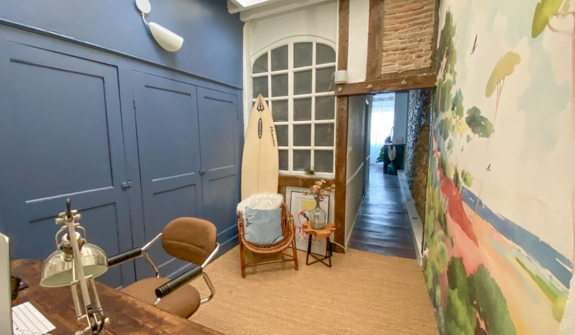 RARE à Bayonne 5 minutes du centre - Atypique F4 de 130 m² H, 3 chambres, séjour de 35 m², cuisine équipée, balcon + 2 terrasses avec jardin privatif