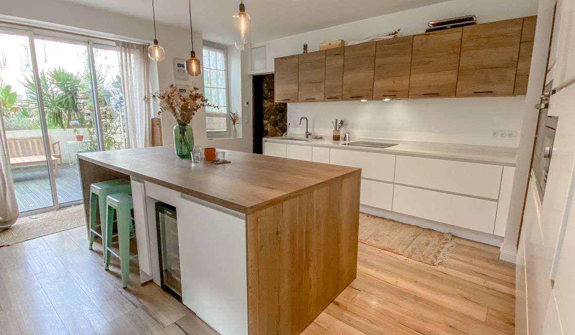 RARE à Bayonne 5 minutes du centre - Atypique F4 de 130 m² H, 3 chambres, séjour de 35 m², cuisine équipée, balcon + 2 terrasses avec jardin privatif
